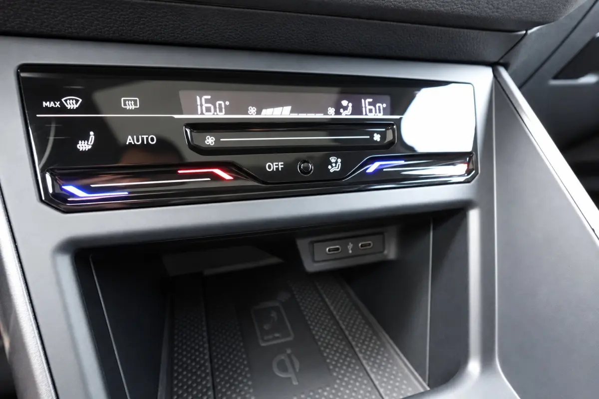 1.0 TSI Life PANO CARPLAY ACC VOL