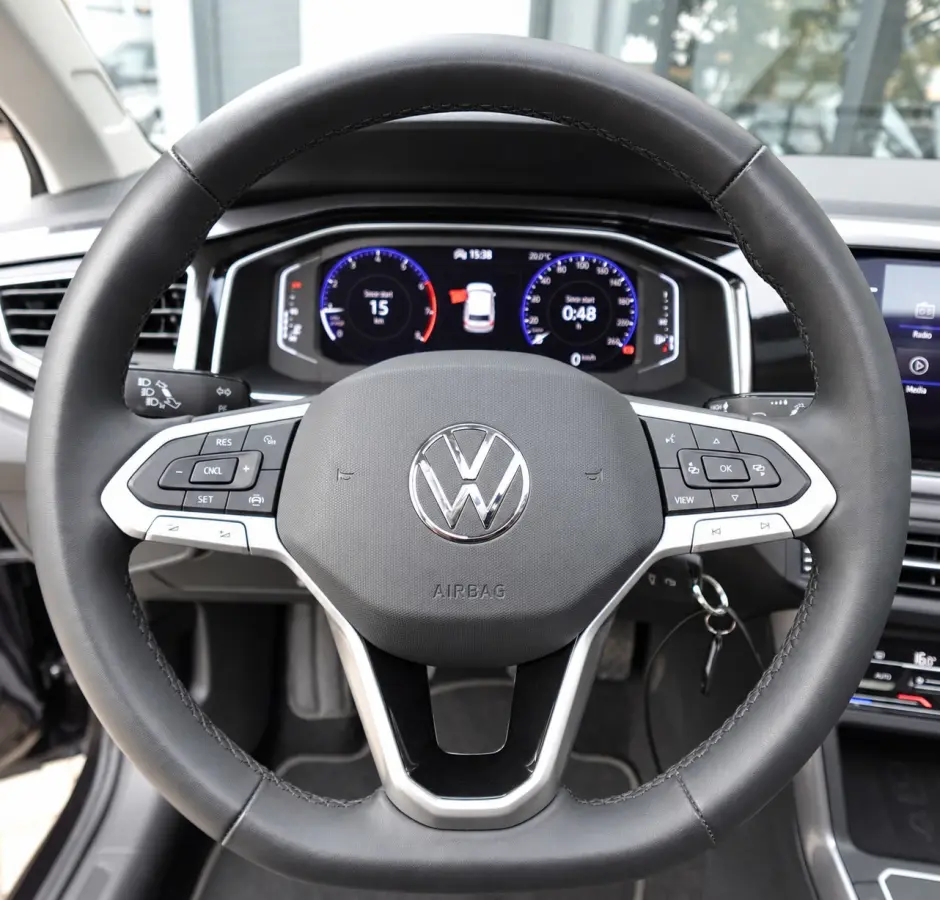 1.0 TSI Life PANO CARPLAY ACC VOL
