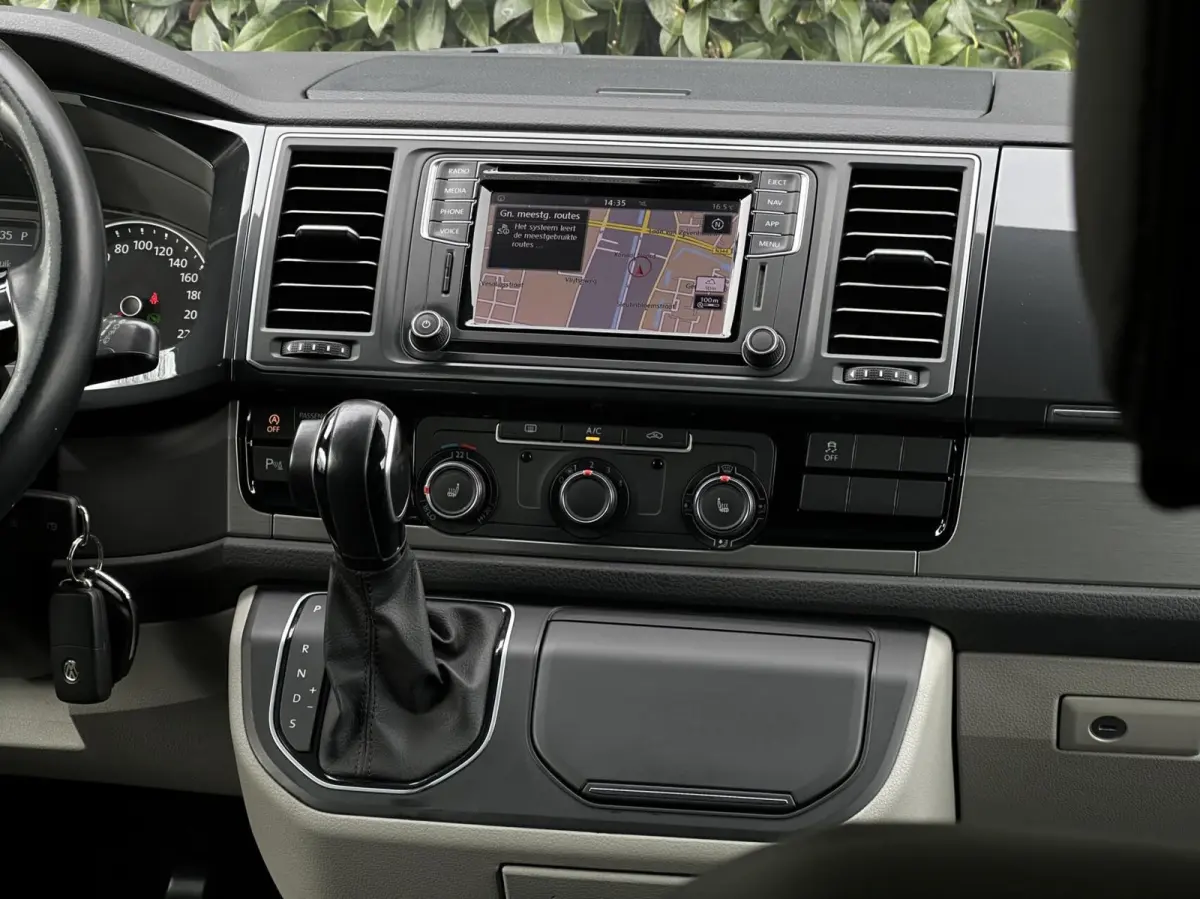 2.0 TDI L2H1 DC 4Motion Highline, DUBBEL CABINE, STANDKACHEL, LEDER, NAVI, ADAPT CRUISE CONTROL, CLIMATE CONTROL, STOELVERWARMING, TREKHAAK, LED KOPLAMPEN, PDC, DAB, SIDE-BARS, LICHTMETAAL 1