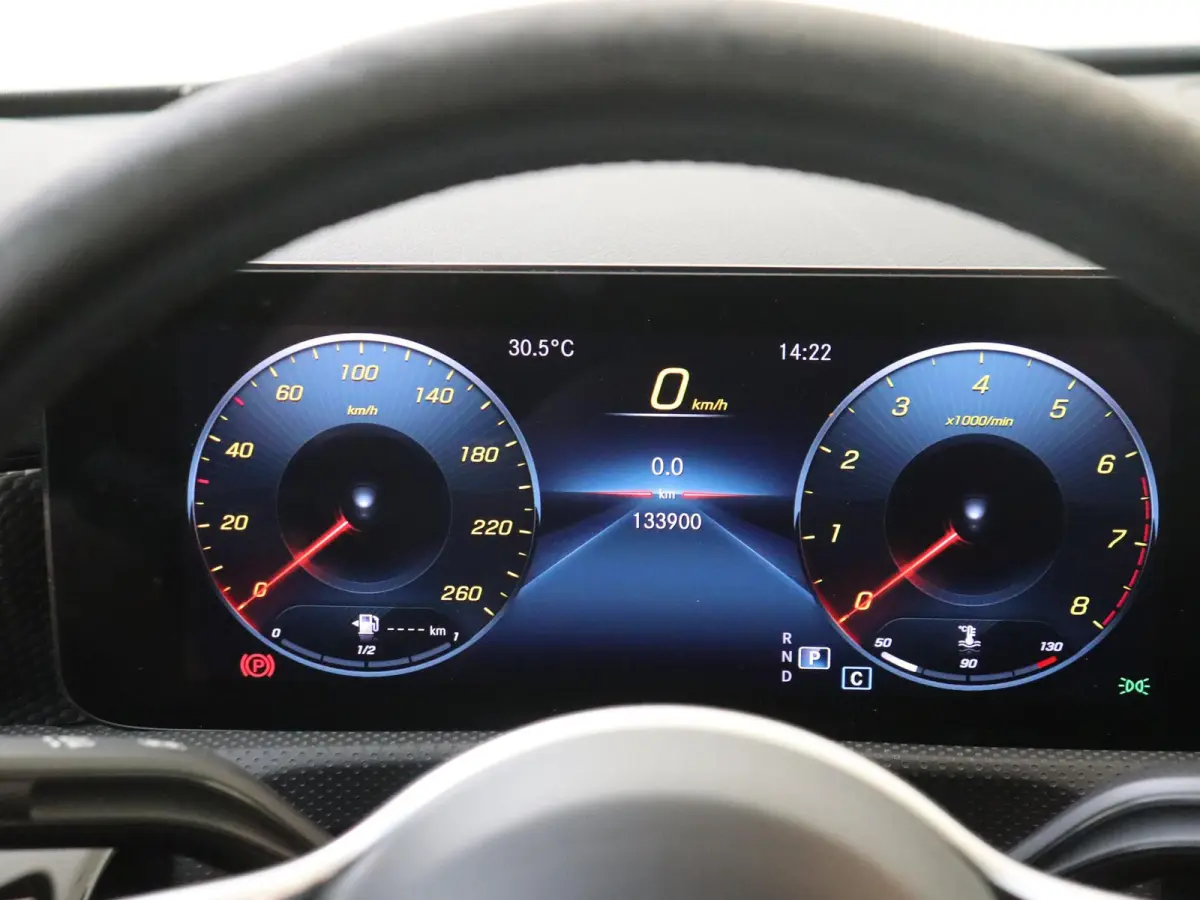 180 Luxury Line | Wordt Verwacht | Stoelverwarming | Achteruitrijcamera | Parkeersensoren |