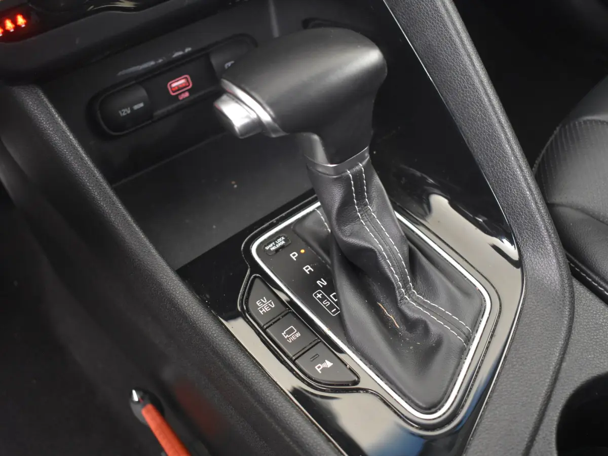 1.6 GDi PHEV DynamicPlusLine | Lederen bekleding | Achteruitrijcamera | Dodehoek detectie | Adaptive cruise | Navigatie | Stoel- en stuurverwarming | 16" LMV