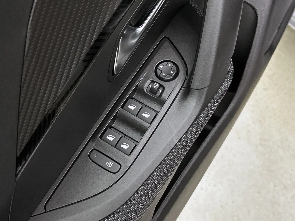 1.2 Hybrid 110pk Business Automaat | VOORRAAD VOORDEEL | Navigatie | Climate Control | Cruise Control | Parkeersensoren | LED | Apple Carplay/Android Auto |