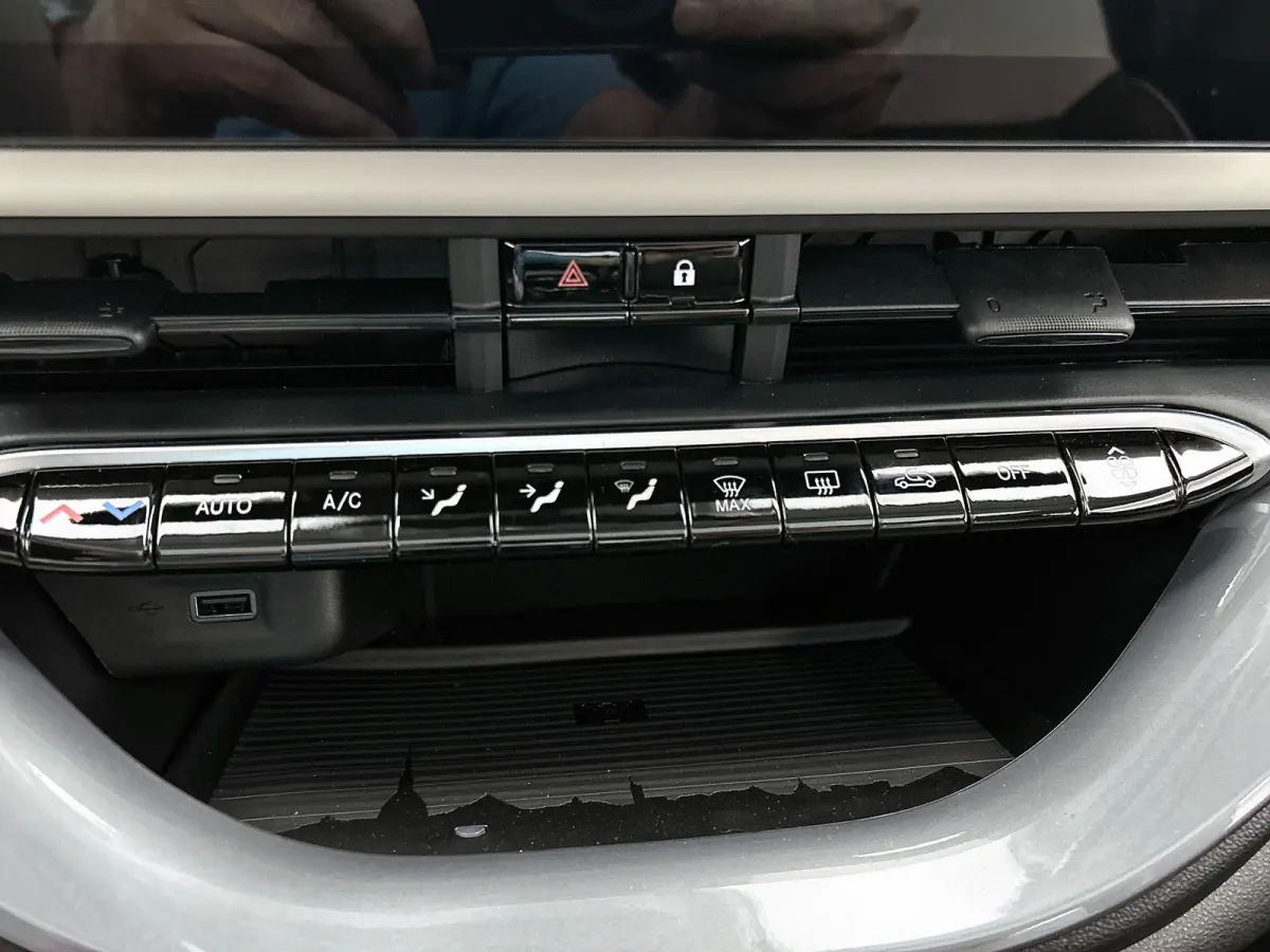 1.0 65k Hybrid La Prima | VOORRAAD VOORDEEL | Climate Control | Apple CarPlay/Android Auto | 17''LMV | Glazendak | Camera | Cruise Control | Stoelverwarming | LED |