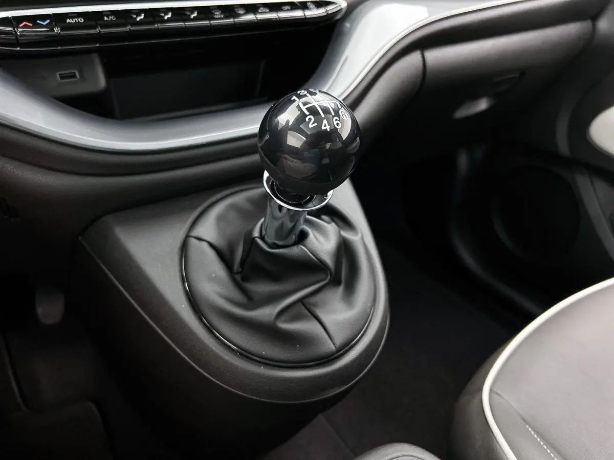 1.0 65k Hybrid La Prima | VOORRAAD VOORDEEL | Climate Control | Apple CarPlay/Android Auto | 17''LMV | Glazendak | Camera | Cruise Control | Stoelverwarming | LED |