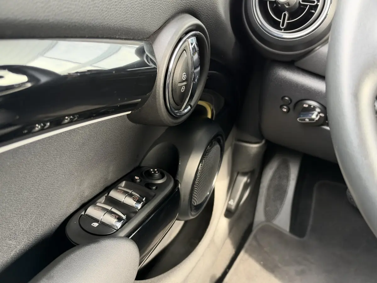 1.5 BUSINESS EDITION I AUTOMAAT I 5-DEURS I APPLE CARPLAY I UNION JACK ACHTERLICHTEN