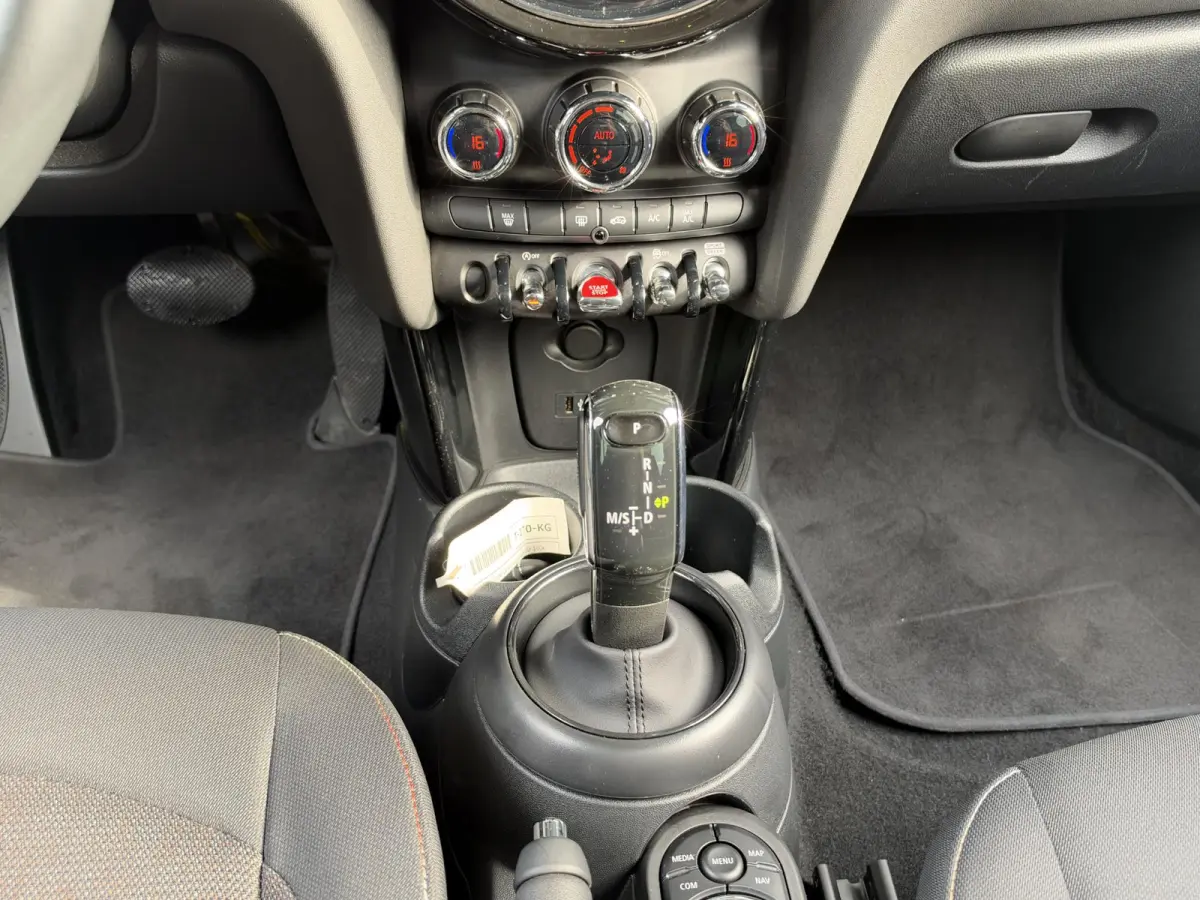 1.5 BUSINESS EDITION I AUTOMAAT I 5-DEURS I APPLE CARPLAY I UNION JACK ACHTERLICHTEN