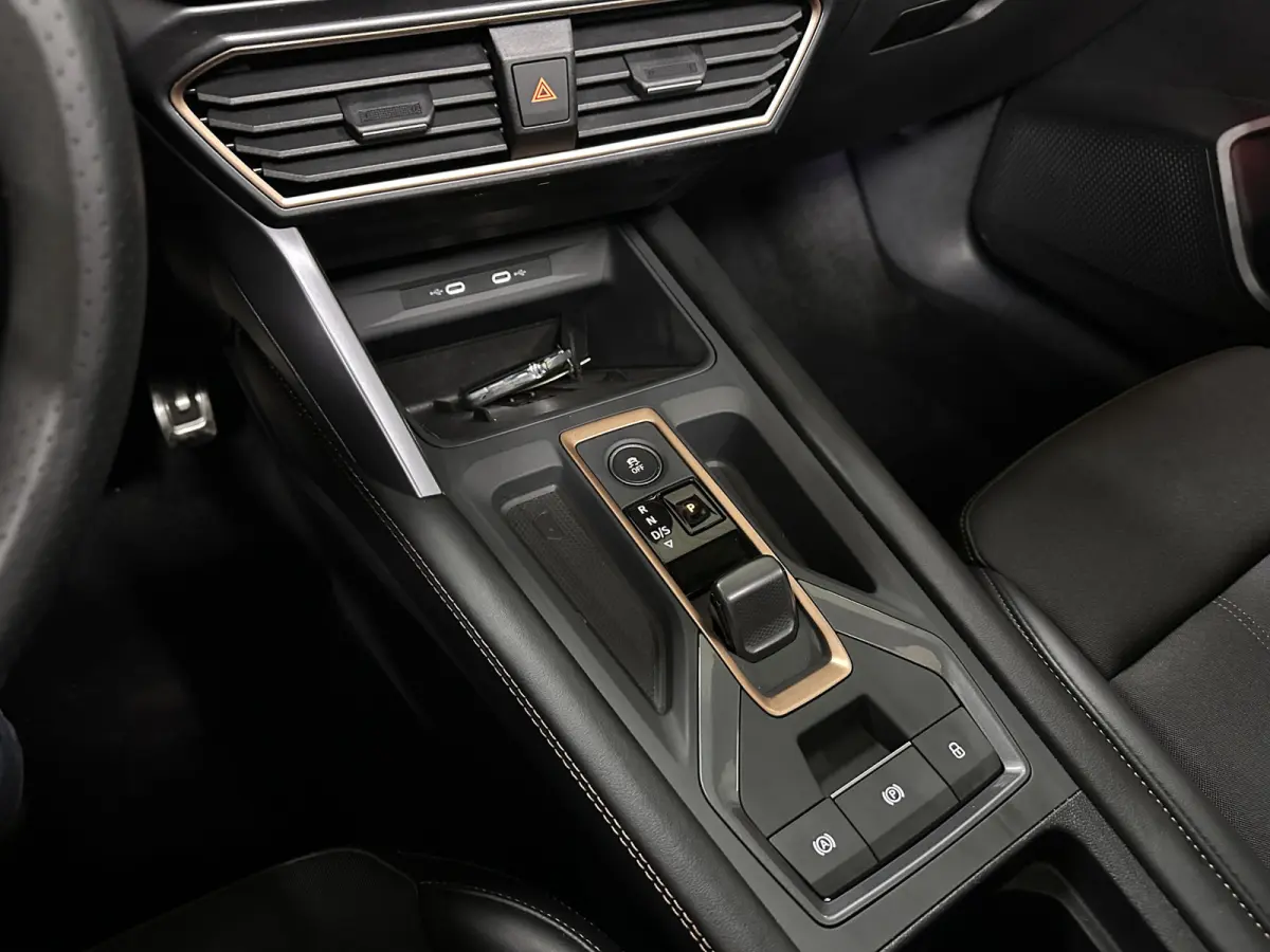 1.5 eTSI 150pk Business | Wegklapbare trekhaak | Panoramadak | Winterpakket | Metallic