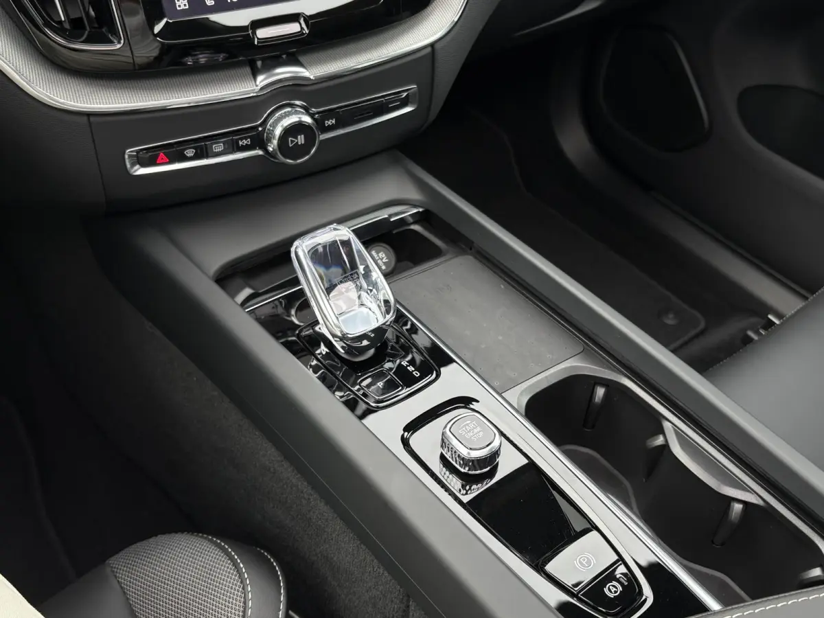2.0 T8 Plug-in hybrid AWD Plus Black Edition HARMAN KARDON| 360 CAMERA| PANO| MEMORY STOELEN| ACHTERBANK VERWARMD|