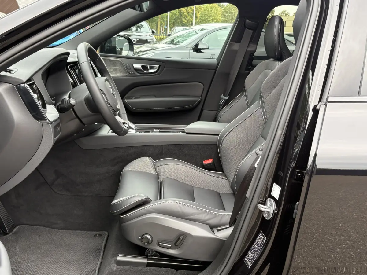 2.0 T8 Plug-in hybrid AWD Plus Black Edition HARMAN KARDON| 360 CAMERA| PANO| MEMORY STOELEN| ACHTERBANK VERWARMD|