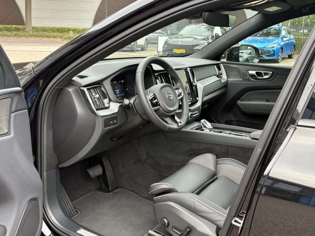 2.0 T8 Plug-in hybrid AWD Plus Black Edition HARMAN KARDON| 360 CAMERA| PANO| MEMORY STOELEN| ACHTERBANK VERWARMD|