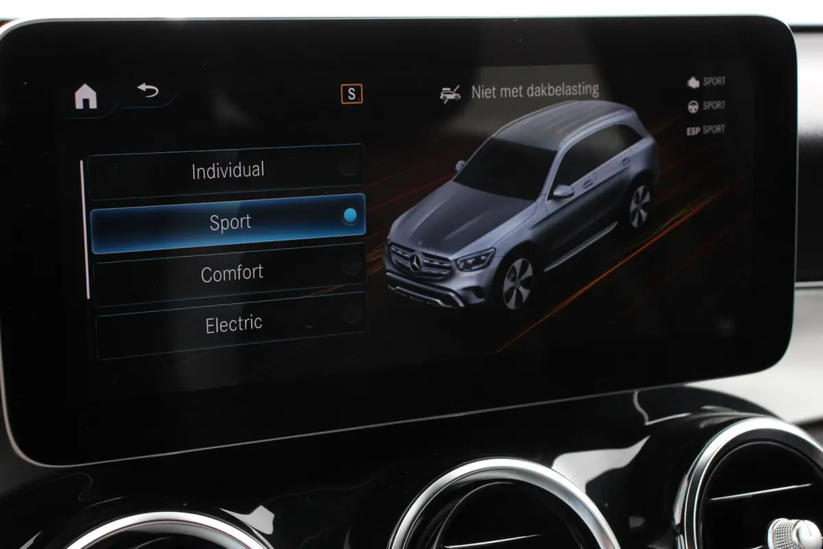 4MATIC AMG PHEV Navigatie Half leder Sportstoelen Camera Dab Led Elektrisch bedienbare achterklep 19"Lichtmetalen Velgen Extra getint glas
