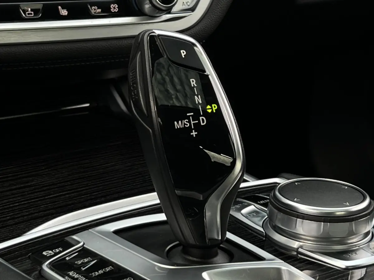 740e iPerformance High ExecutiveNL AUTO, NAP LOGISCH, M-PAKKET, PANORAMADAK, LUCHTVERING, H/K SOUND, SOFTCLOSE, COMFORT STOELEN, MEMORY, HUD, KEYLESS, 360 CAMERA, DODEHOEK, CLIMATE CONTROL, 