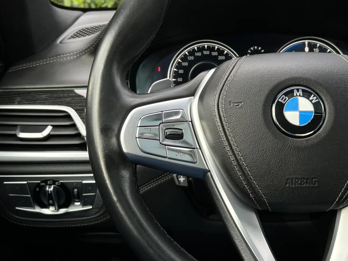 740e iPerformance High ExecutiveNL AUTO, NAP LOGISCH, M-PAKKET, PANORAMADAK, LUCHTVERING, H/K SOUND, SOFTCLOSE, COMFORT STOELEN, MEMORY, HUD, KEYLESS, 360 CAMERA, DODEHOEK, CLIMATE CONTROL, 