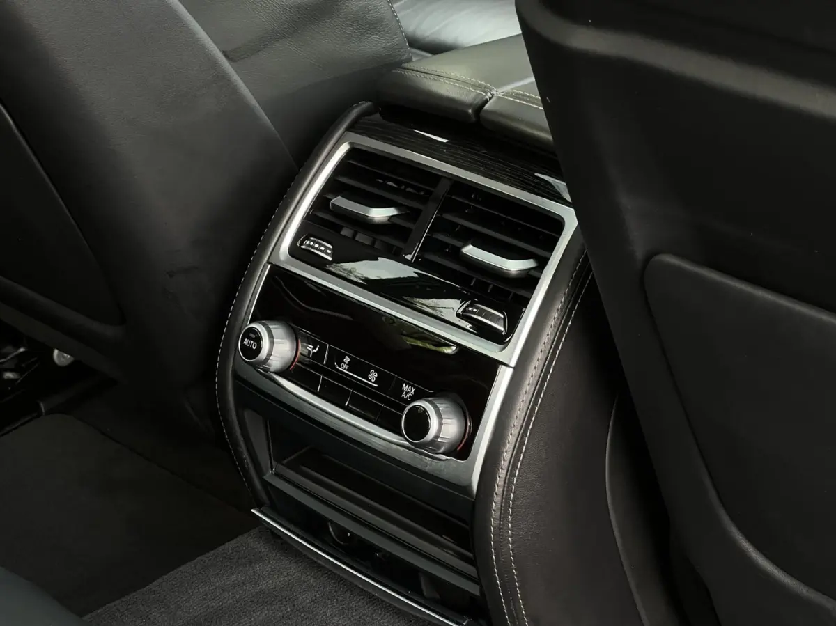 740e iPerformance High ExecutiveNL AUTO, NAP LOGISCH, M-PAKKET, PANORAMADAK, LUCHTVERING, H/K SOUND, SOFTCLOSE, COMFORT STOELEN, MEMORY, HUD, KEYLESS, 360 CAMERA, DODEHOEK, CLIMATE CONTROL, 