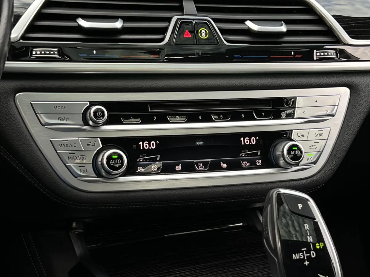 740e iPerformance High ExecutiveNL AUTO, NAP LOGISCH, M-PAKKET, PANORAMADAK, LUCHTVERING, H/K SOUND, SOFTCLOSE, COMFORT STOELEN, MEMORY, HUD, KEYLESS, 360 CAMERA, DODEHOEK, CLIMATE CONTROL, 