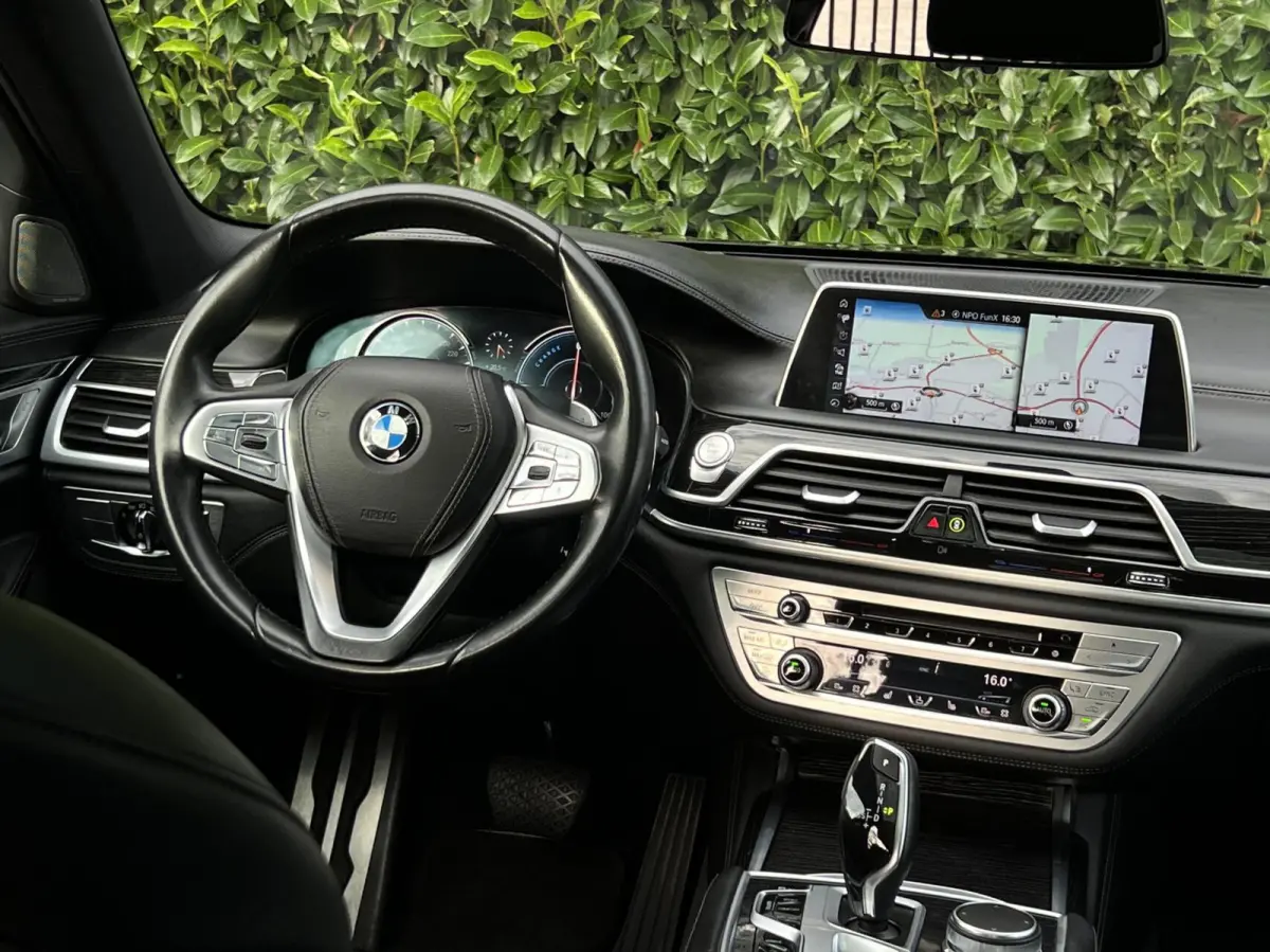 740e iPerformance High ExecutiveNL AUTO, NAP LOGISCH, M-PAKKET, PANORAMADAK, LUCHTVERING, H/K SOUND, SOFTCLOSE, COMFORT STOELEN, MEMORY, HUD, KEYLESS, 360 CAMERA, DODEHOEK, CLIMATE CONTROL, 