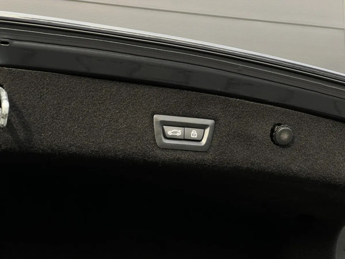 740e iPerformance High ExecutiveNL AUTO, NAP LOGISCH, M-PAKKET, PANORAMADAK, LUCHTVERING, H/K SOUND, SOFTCLOSE, COMFORT STOELEN, MEMORY, HUD, KEYLESS, 360 CAMERA, DODEHOEK, CLIMATE CONTROL, 