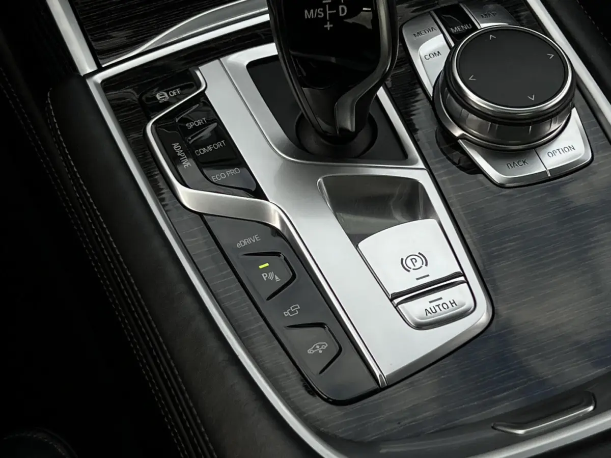 740e iPerformance High ExecutiveNL AUTO, NAP LOGISCH, M-PAKKET, PANORAMADAK, LUCHTVERING, H/K SOUND, SOFTCLOSE, COMFORT STOELEN, MEMORY, HUD, KEYLESS, 360 CAMERA, DODEHOEK, CLIMATE CONTROL, 