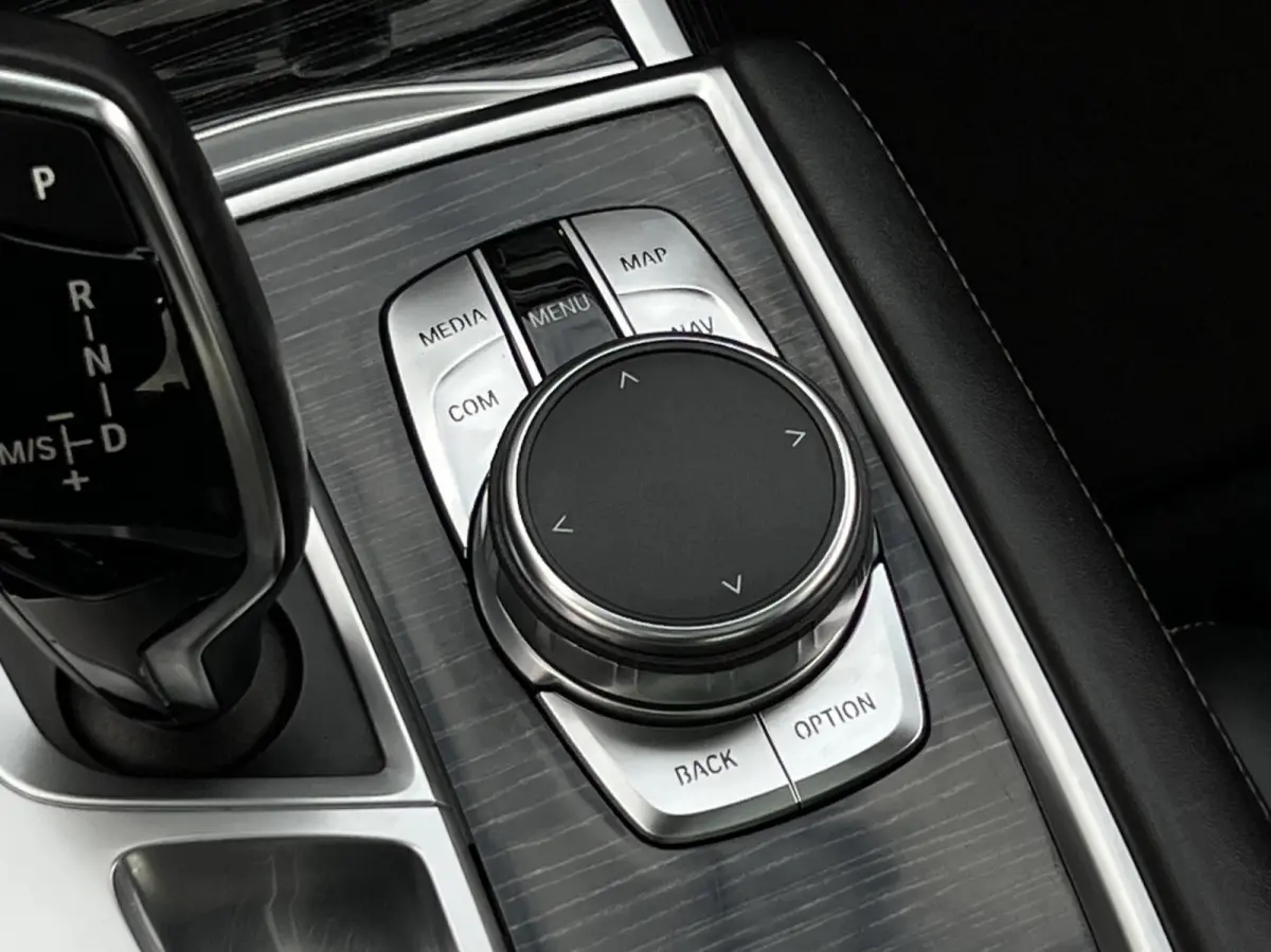 740e iPerformance High ExecutiveNL AUTO, NAP LOGISCH, M-PAKKET, PANORAMADAK, LUCHTVERING, H/K SOUND, SOFTCLOSE, COMFORT STOELEN, MEMORY, HUD, KEYLESS, 360 CAMERA, DODEHOEK, CLIMATE CONTROL, 