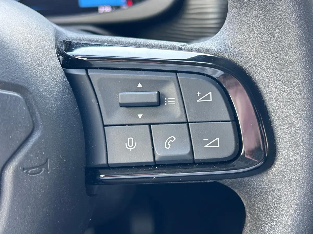 Longitude 54 kWh Stoelverwarming | Parkeersensoren Achter | Carplay | Digitaal Dashboard | Verwarmde Voorruit | 16" Lichtmetaal | Apple Carplay/Android Auto|telefoonintegratie premium | Crui