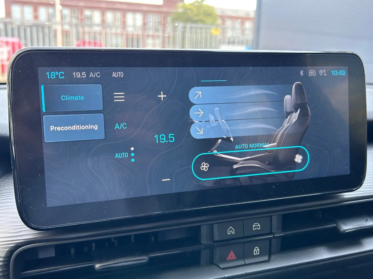 Longitude 54 kWh Stoelverwarming | Parkeersensoren Achter | Carplay | Digitaal Dashboard | Verwarmde Voorruit | 16" Lichtmetaal | Apple Carplay/Android Auto|telefoonintegratie premium | Crui
