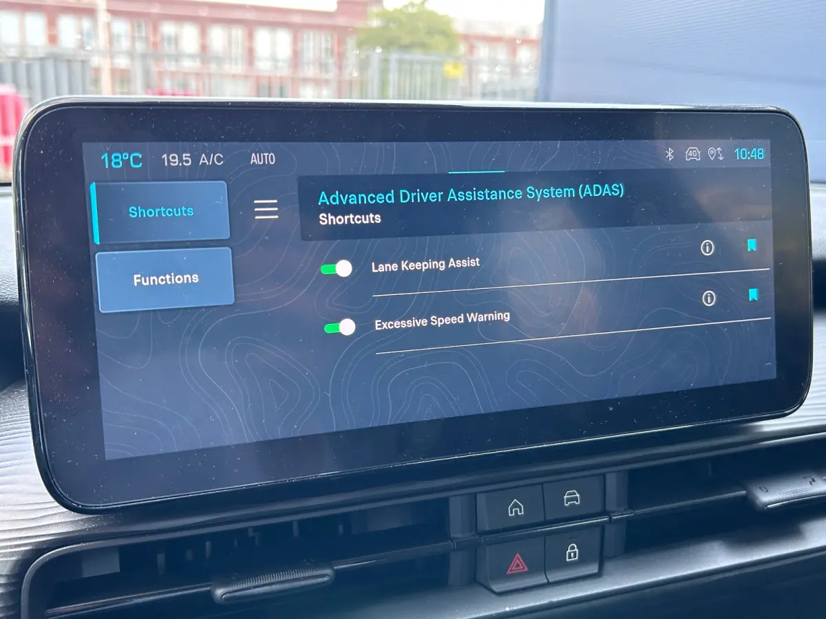 Longitude 54 kWh Stoelverwarming | Parkeersensoren Achter | Carplay | Digitaal Dashboard | Verwarmde Voorruit | 16" Lichtmetaal | Apple Carplay/Android Auto|telefoonintegratie premium | Crui