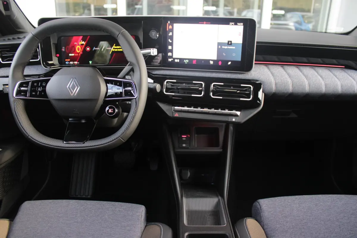 COMFORT RANGE TECHNO 150PK 52 kWh *NIEUWE AUTO!* | PACK WINTER TECHNO: (ELEKTRISCH VERWARMBARE VOORSTOELEN, ELEKTRISCH VERWARMBAAR STUURWIEL, BESTUUDERSSTOEL MET ELEKTRSCH VERSTELBARE LENDES