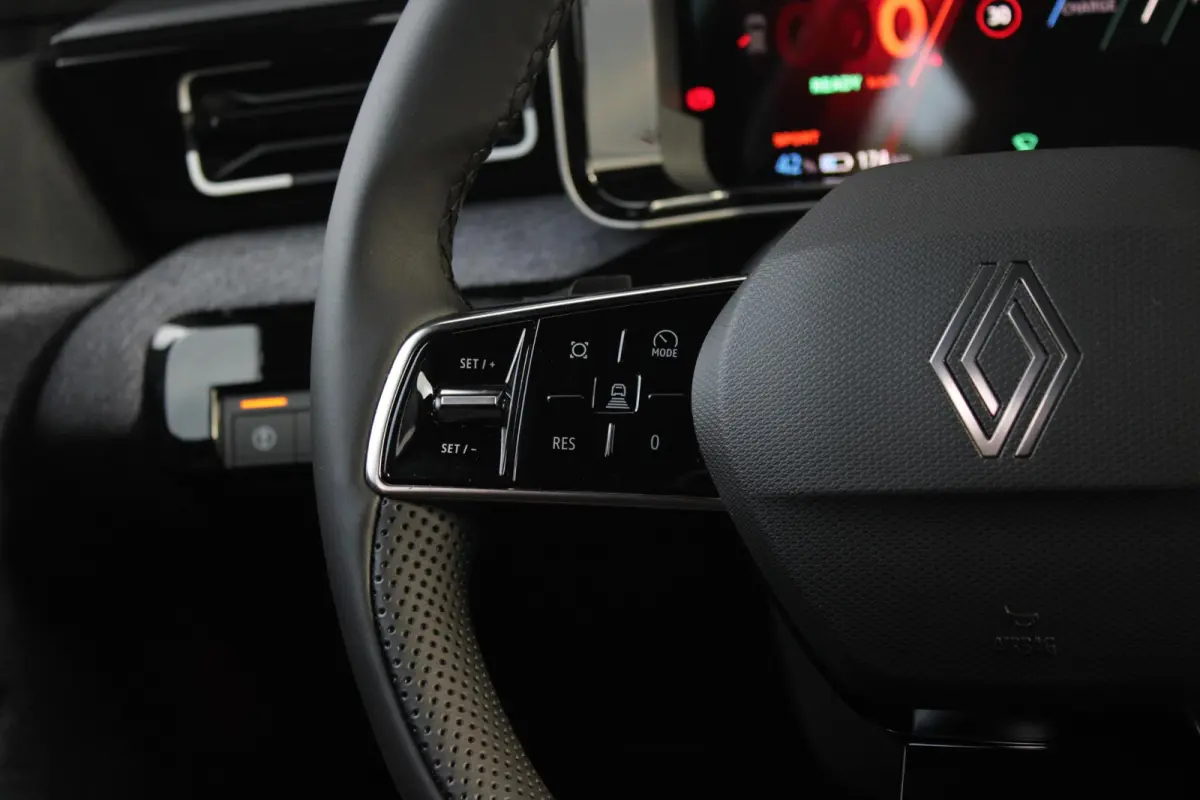 COMFORT RANGE TECHNO 150PK 52 kWh *NIEUWE AUTO!* | PACK WINTER TECHNO: (ELEKTRISCH VERWARMBARE VOORSTOELEN, ELEKTRISCH VERWARMBAAR STUURWIEL, BESTUUDERSSTOEL MET ELEKTRSCH VERSTELBARE LENDES