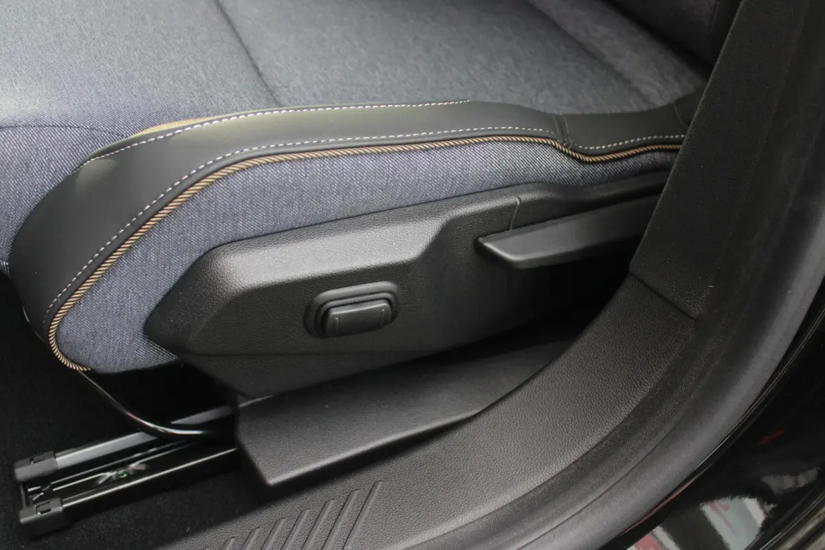 COMFORT RANGE TECHNO 150PK 52 kWh *NIEUWE AUTO!* | PACK WINTER TECHNO: (ELEKTRISCH VERWARMBARE VOORSTOELEN, ELEKTRISCH VERWARMBAAR STUURWIEL, BESTUUDERSSTOEL MET ELEKTRSCH VERSTELBARE LENDES