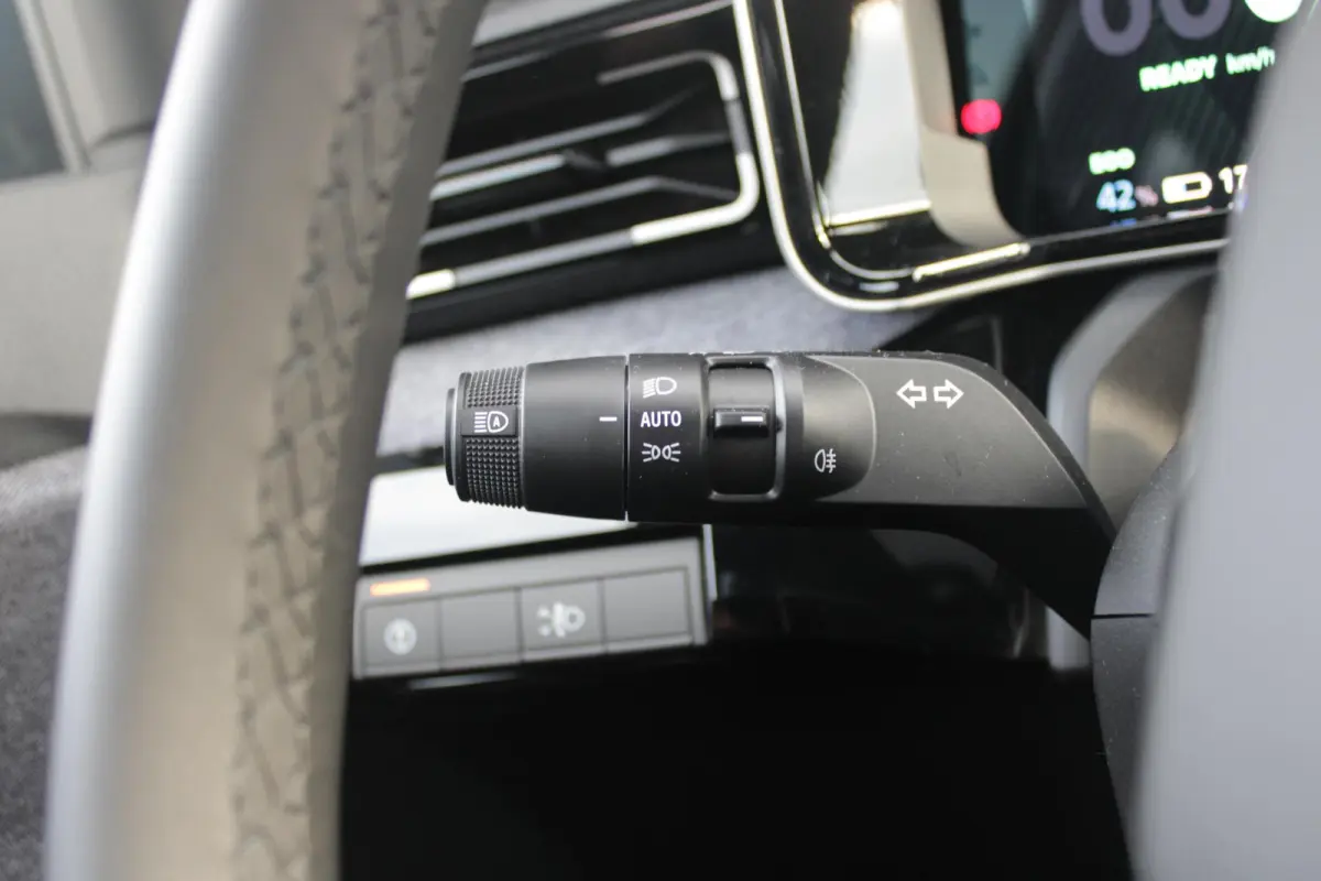 COMFORT RANGE TECHNO 150PK 52 kWh *NIEUWE AUTO!* | PACK WINTER TECHNO: (ELEKTRISCH VERWARMBARE VOORSTOELEN, ELEKTRISCH VERWARMBAAR STUURWIEL, BESTUUDERSSTOEL MET ELEKTRSCH VERSTELBARE LENDES