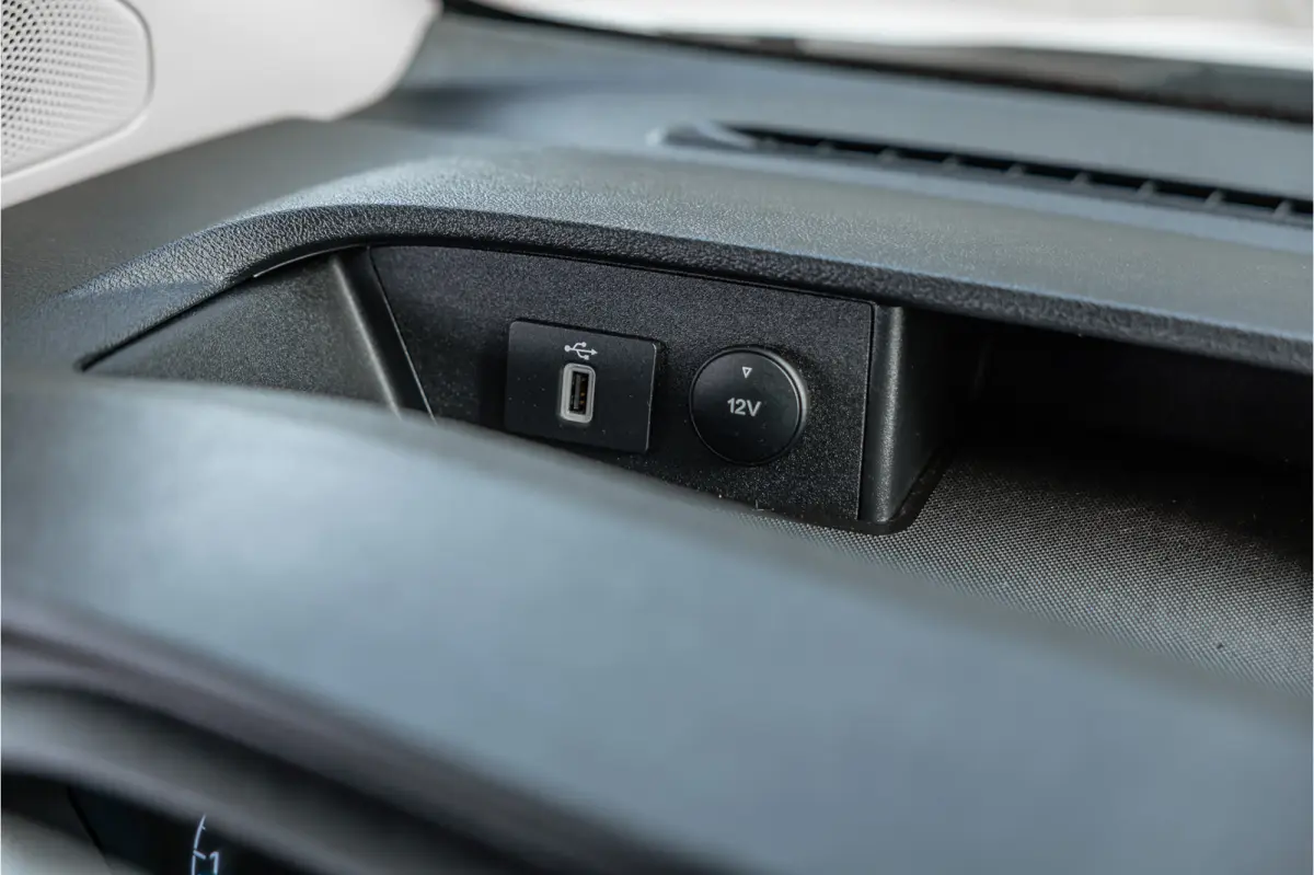 300 2.0 TDCI | Raptor Edition | CarPlay | Camera | Stoelverwarming | Trekhaak | Stoelverwarming | Airco | 3-Zitter | Nieuwe APK
