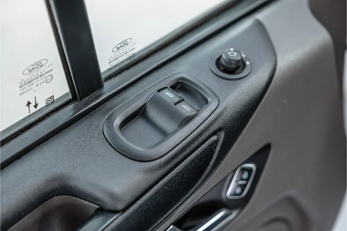 300 2.0 TDCI | Raptor Edition | CarPlay | Camera | Stoelverwarming | Trekhaak | Stoelverwarming | Airco | 3-Zitter | Nieuwe APK