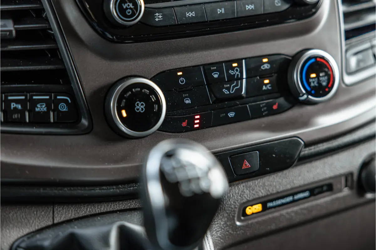 300 2.0 TDCI | Raptor Edition | CarPlay | Camera | Stoelverwarming | Trekhaak | Stoelverwarming | Airco | 3-Zitter | Nieuwe APK