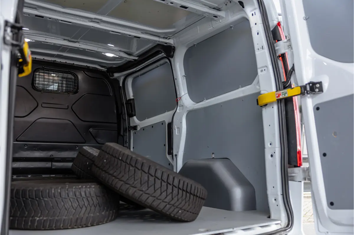 300 2.0 TDCI | Raptor Edition | CarPlay | Camera | Stoelverwarming | Trekhaak | Stoelverwarming | Airco | 3-Zitter | Nieuwe APK