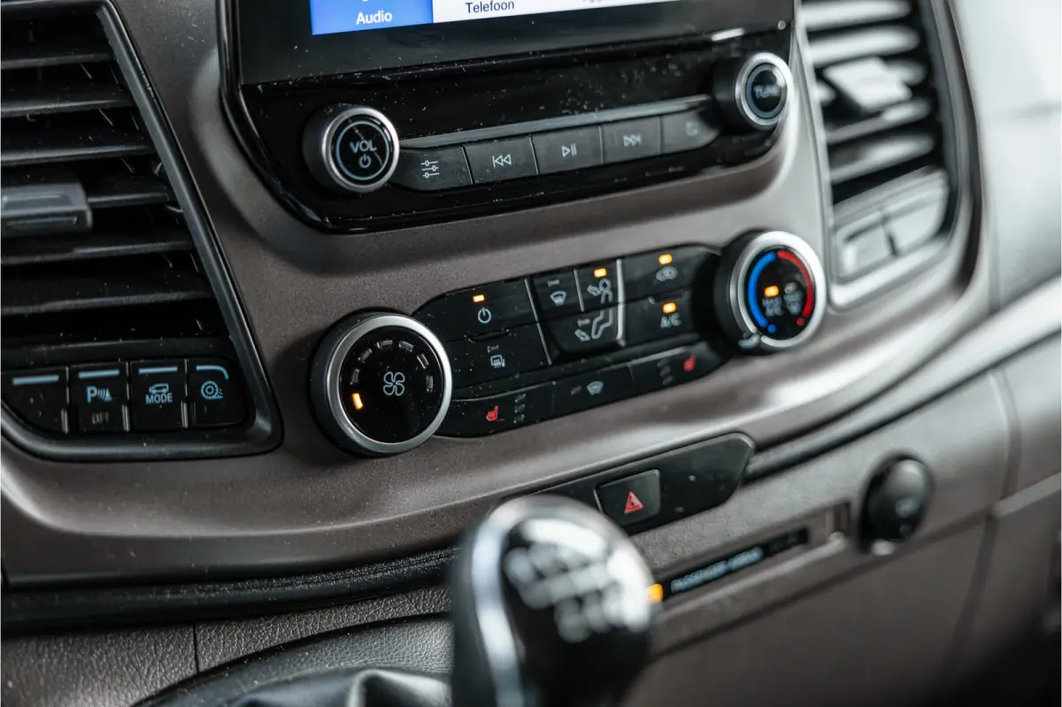 300 2.0 TDCI | Raptor Edition | CarPlay | Camera | Stoelverwarming | Trekhaak | Stoelverwarming | Airco | 3-Zitter | Nieuwe APK