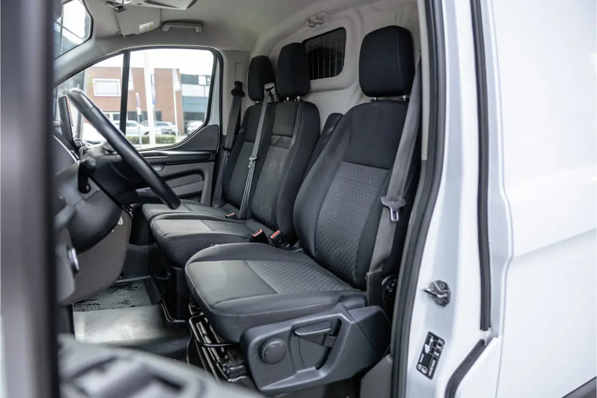 300 2.0 TDCI | Raptor Edition | CarPlay | Camera | Stoelverwarming | Trekhaak | Stoelverwarming | Airco | 3-Zitter | Nieuwe APK