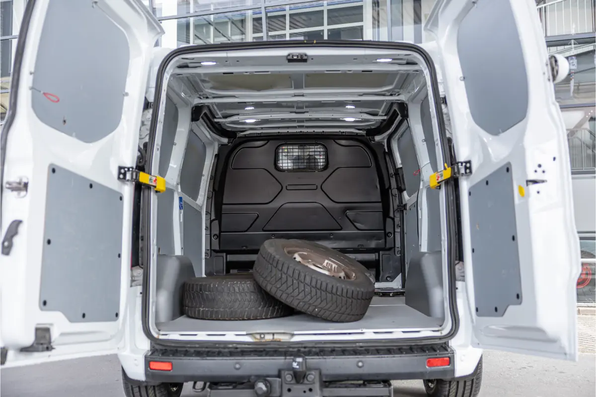 300 2.0 TDCI | Raptor Edition | CarPlay | Camera | Stoelverwarming | Trekhaak | Stoelverwarming | Airco | 3-Zitter | Nieuwe APK