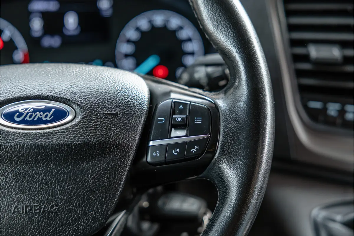 300 2.0 TDCI | Raptor Edition | CarPlay | Camera | Stoelverwarming | Trekhaak | Stoelverwarming | Airco | 3-Zitter | Nieuwe APK