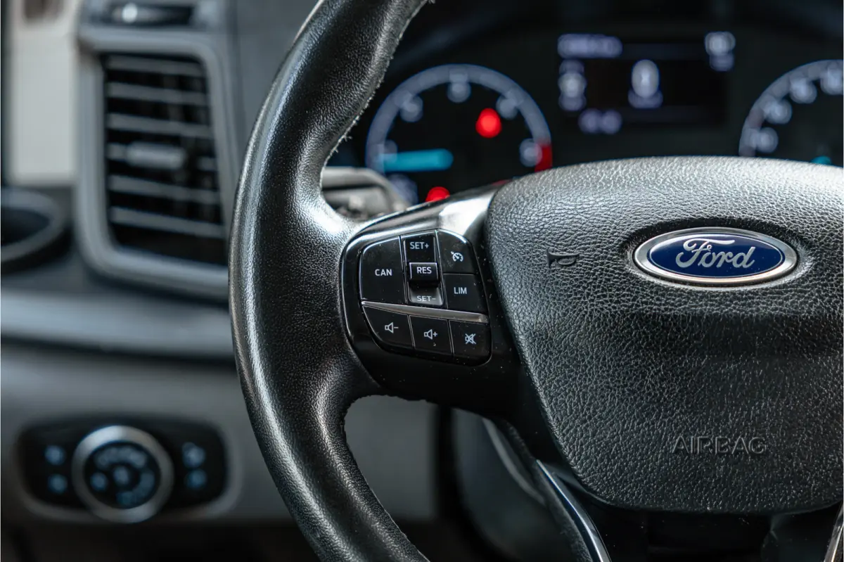 300 2.0 TDCI | Raptor Edition | CarPlay | Camera | Stoelverwarming | Trekhaak | Stoelverwarming | Airco | 3-Zitter | Nieuwe APK