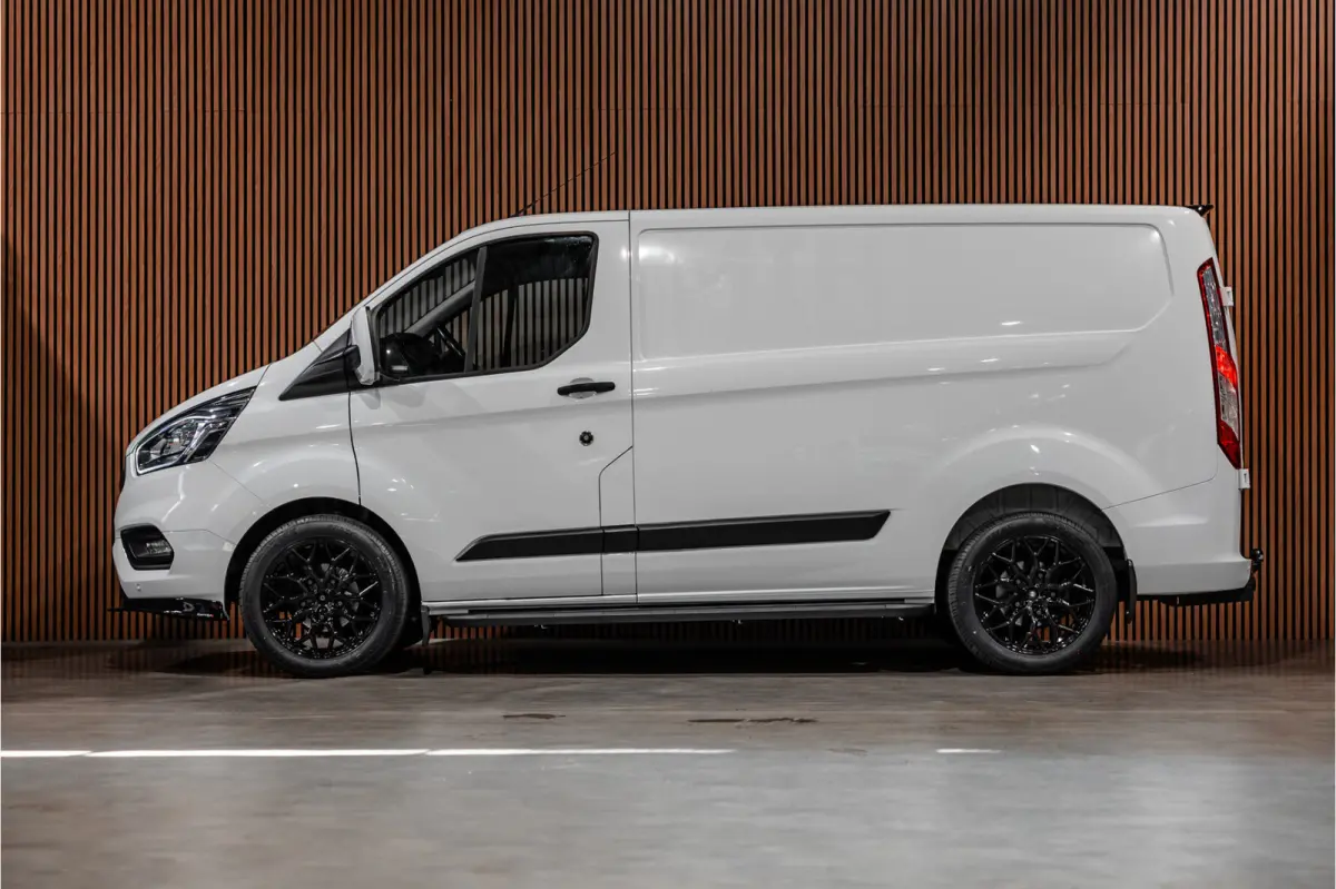 300 2.0 TDCI | Raptor Edition | CarPlay | Camera | Stoelverwarming | Trekhaak | Stoelverwarming | Airco | 3-Zitter | Nieuwe APK