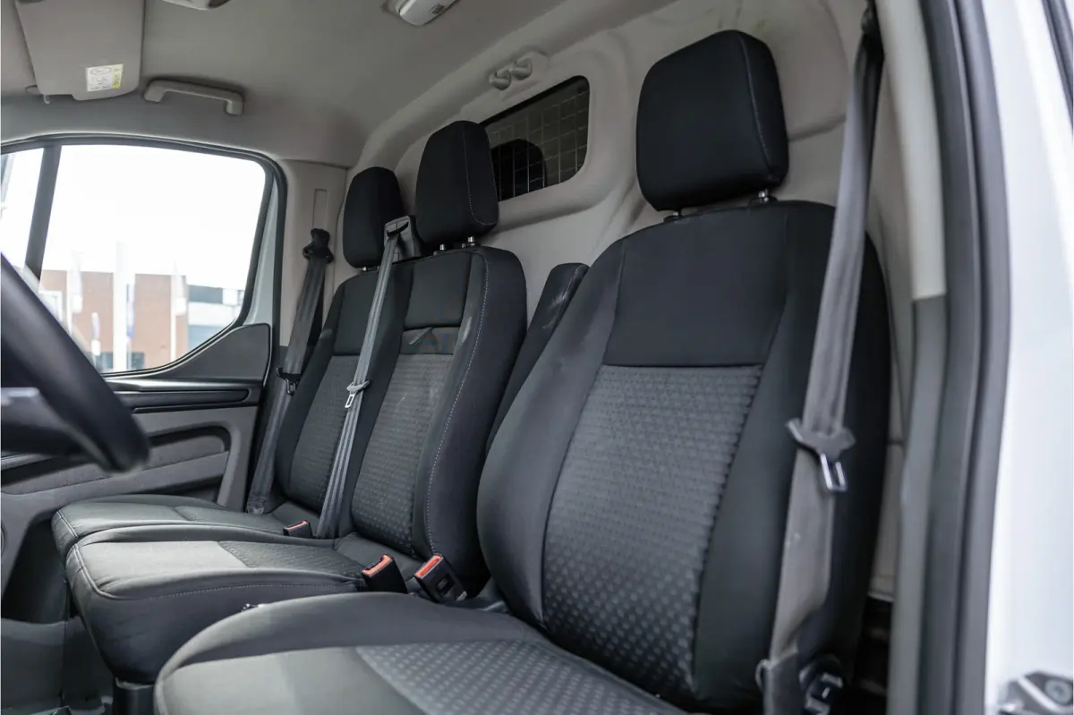 300 2.0 TDCI | Raptor Edition | CarPlay | Camera | Stoelverwarming | Trekhaak | Stoelverwarming | Airco | 3-Zitter | Nieuwe APK
