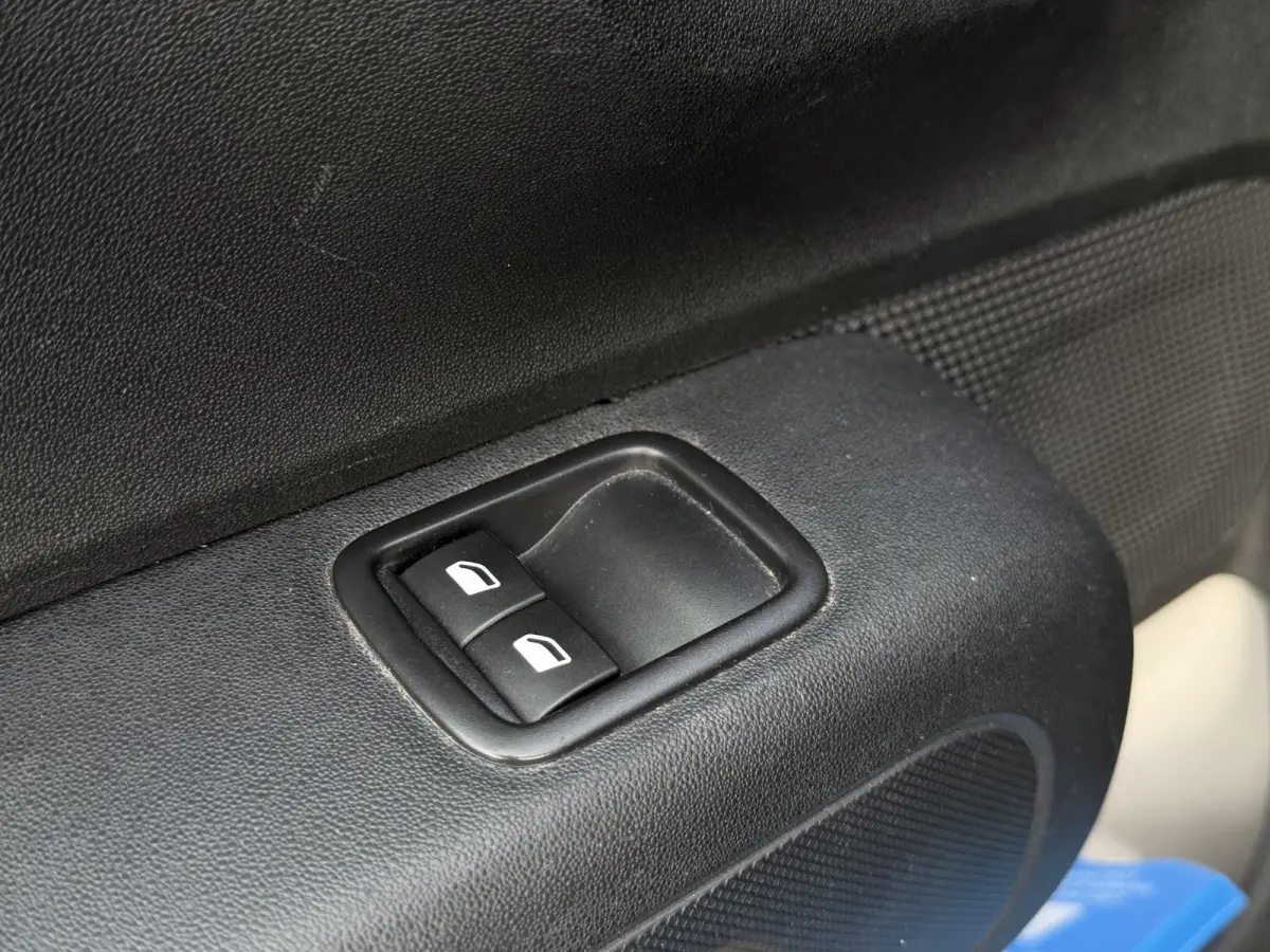 1.2 PureTech Feel 82PK | 2e Eigenaar | NL AUTO | NAP | Parkeersensoren | Airco | Cruise Control | Getint Glas | 2 Sleutels |