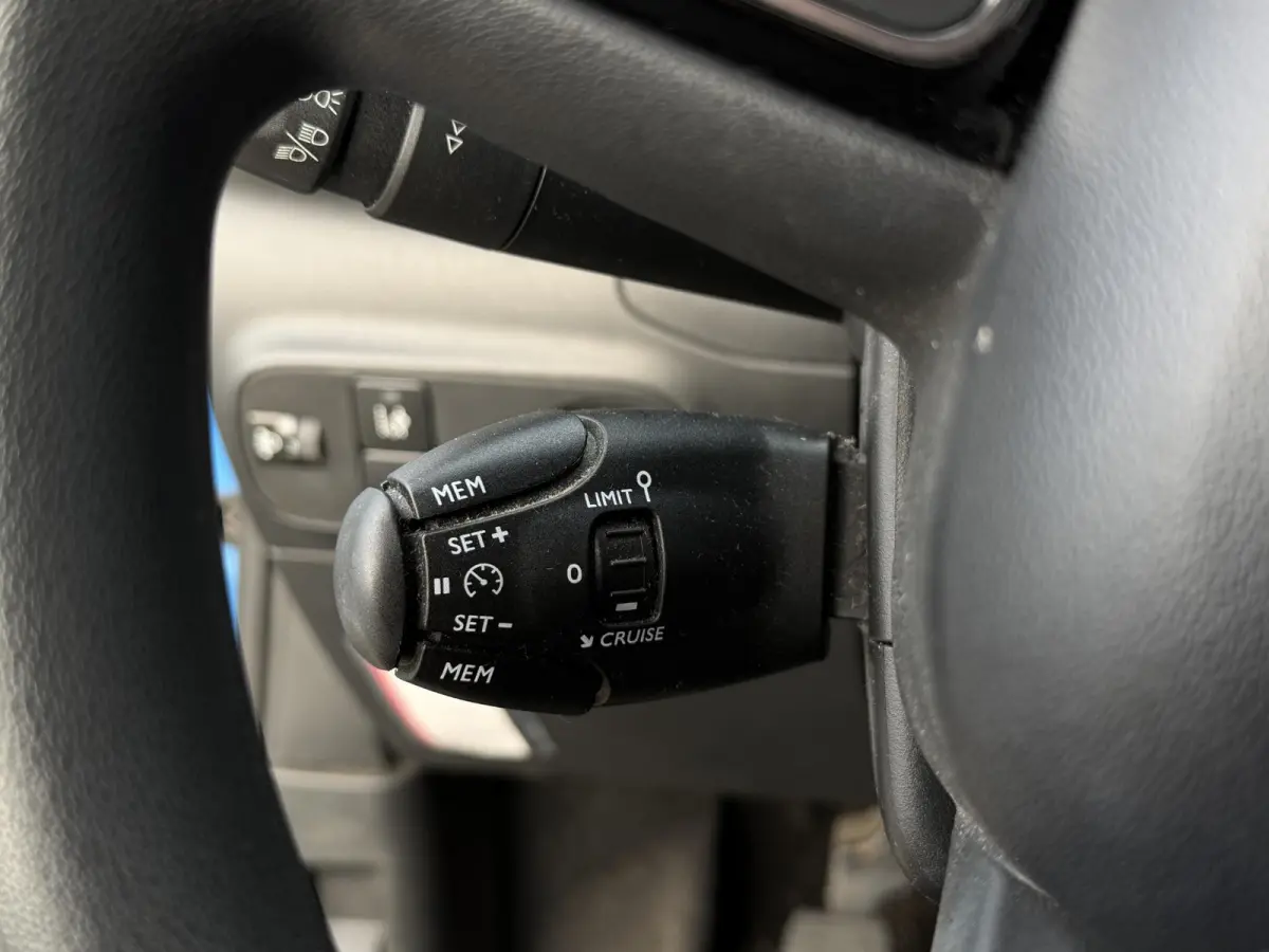 1.2 PureTech Feel 82PK | 2e Eigenaar | NL AUTO | NAP | Parkeersensoren | Airco | Cruise Control | Getint Glas | 2 Sleutels |