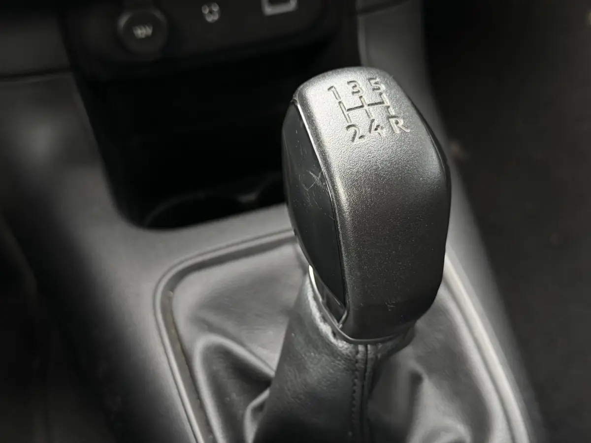 1.2 PureTech Feel 82PK | 2e Eigenaar | NL AUTO | NAP | Parkeersensoren | Airco | Cruise Control | Getint Glas | 2 Sleutels |