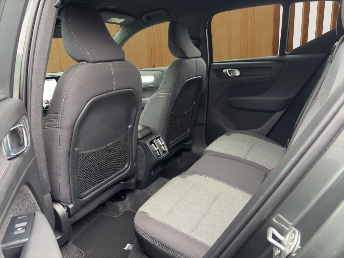 2.0 B4 Plus Dark | Harman Kardon | Stoel + Stuur Verwarming | Trekhaak | Camera | Keyless Start / Entry |