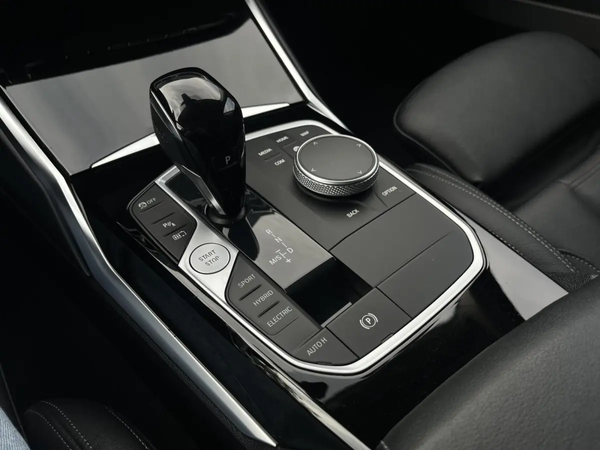 320e Leer, Climat, Carplay, Trekhaak..