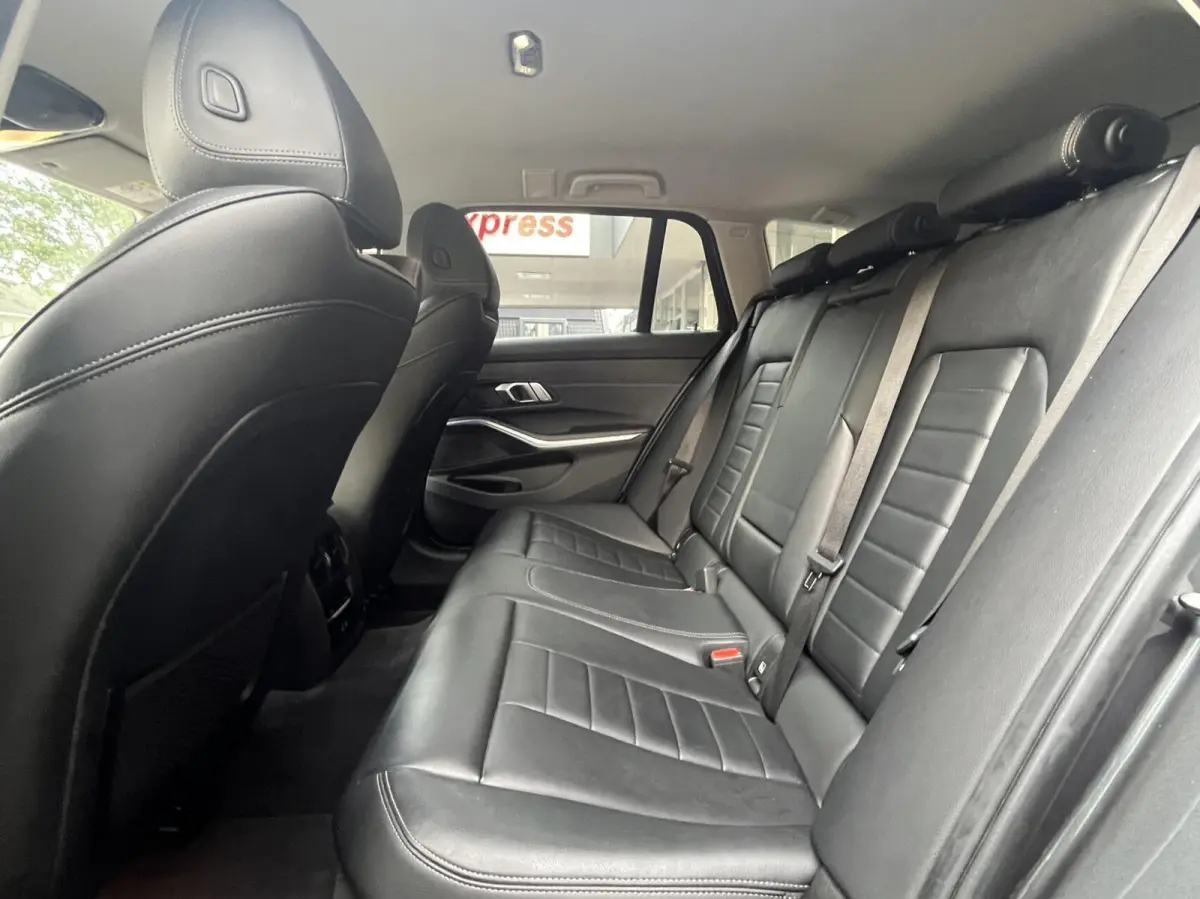 320e Leer, Climat, Carplay, Trekhaak..