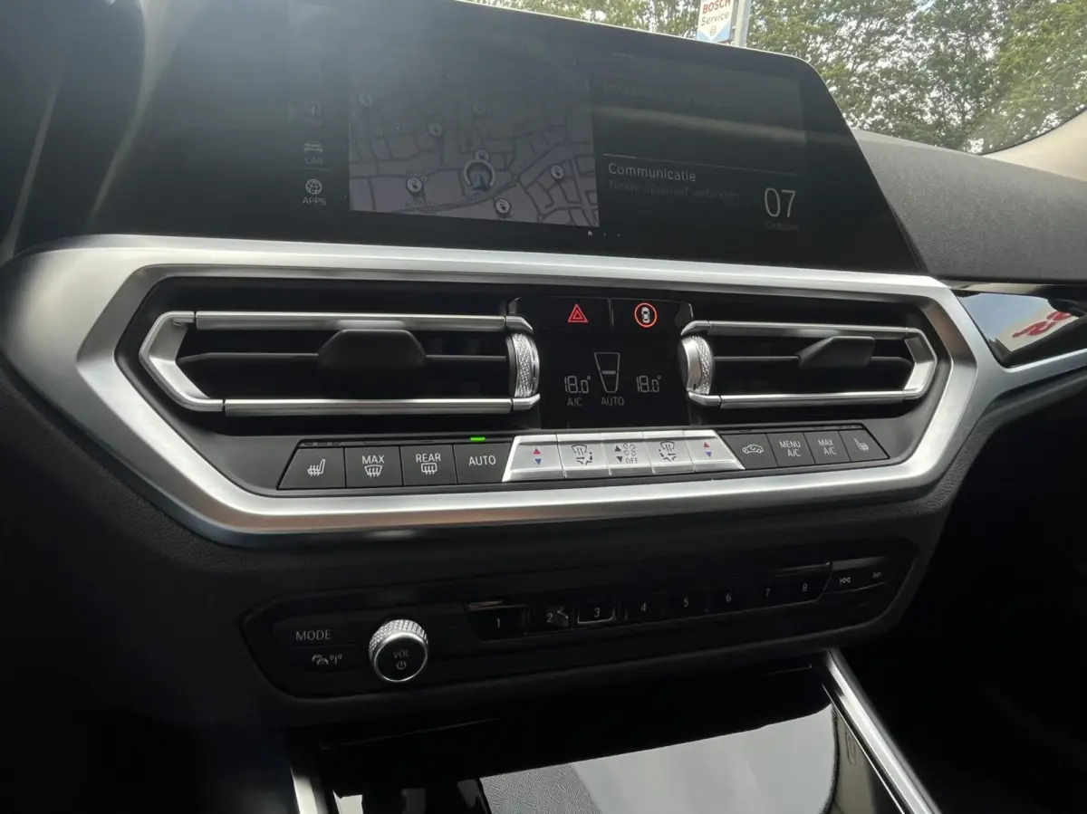 320e Leer, Climat, Carplay, Trekhaak..