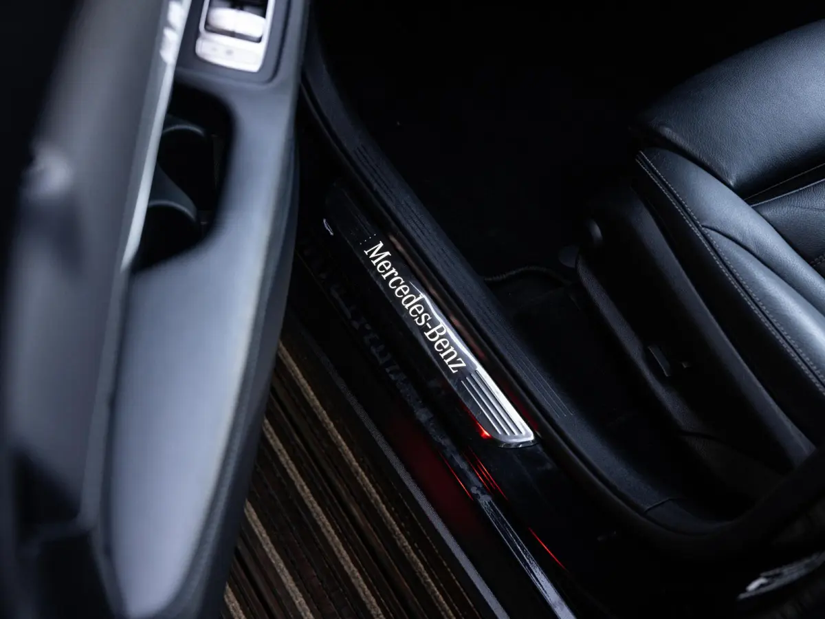 300e 4MATIC Business Solution AMG | SCHUIF-KANTELDAK | 360 CAMERA | KEYLESS ENTRY | APPLE CARPLAY | STOELVERWARMING | NL GELEVERD | 1E EIGENAAR | NIGHT PAKKET | SOH 92% |