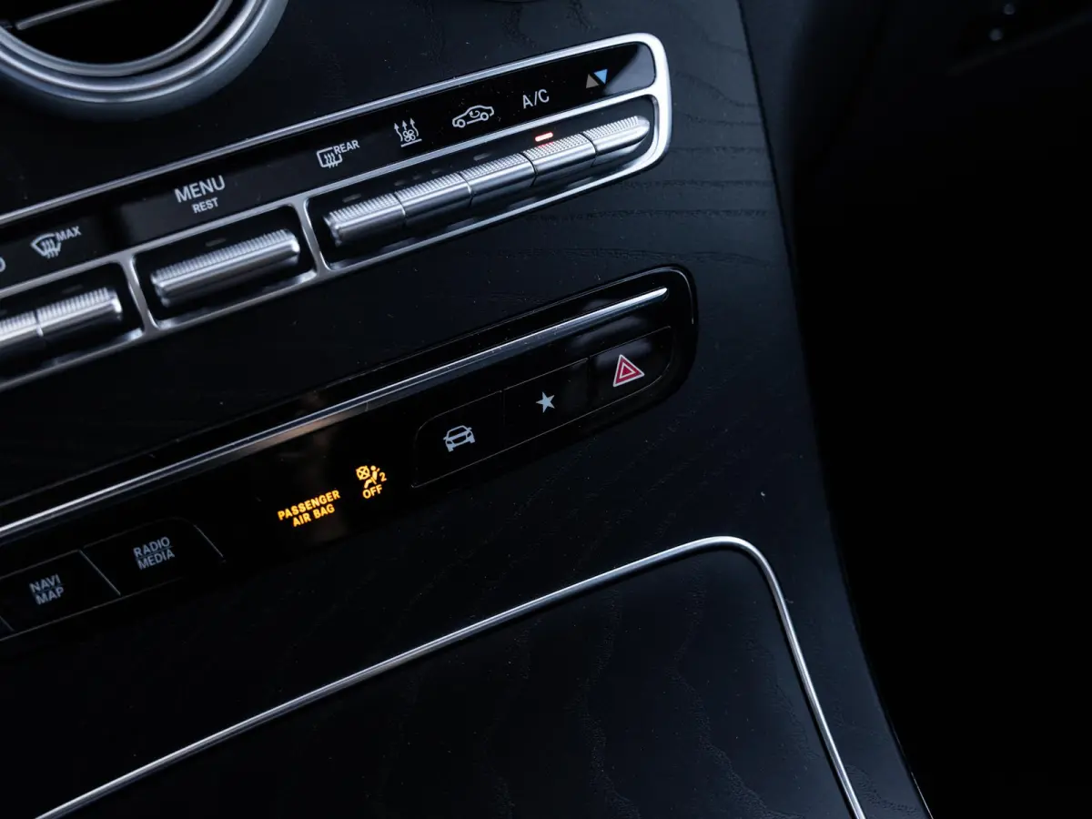 300e 4MATIC Business Solution AMG | SCHUIF-KANTELDAK | 360 CAMERA | KEYLESS ENTRY | APPLE CARPLAY | STOELVERWARMING | NL GELEVERD | 1E EIGENAAR | NIGHT PAKKET | SOH 92% |